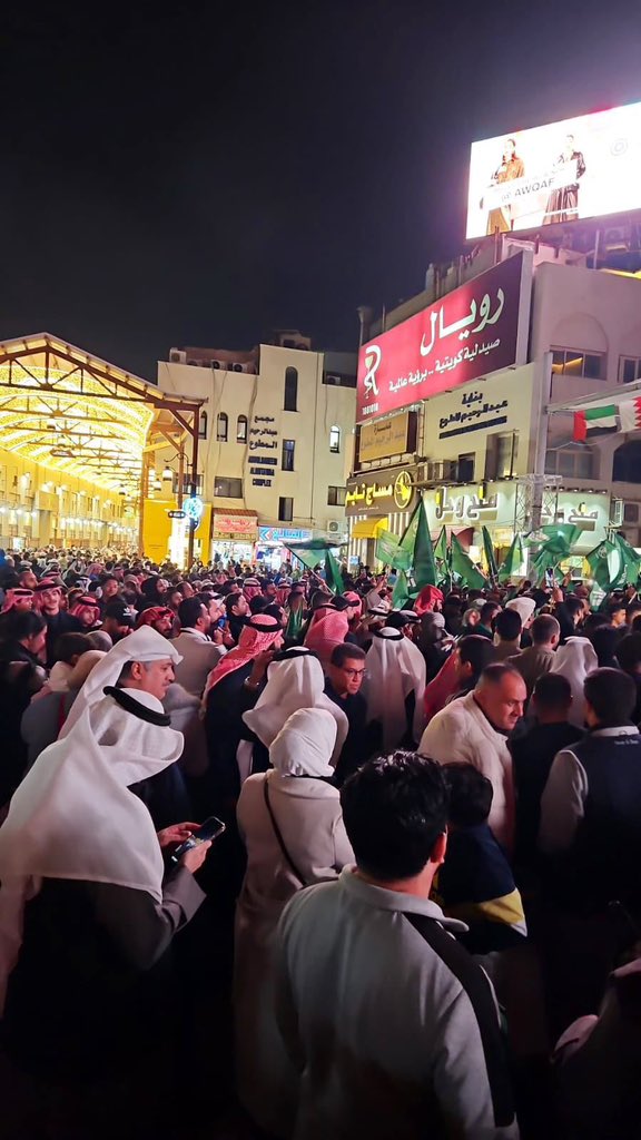 رسالة الى حكومتنا الرشيده...

1-اتمنى ازالة سوق السمك في سوق المباركية  
 شوه المكان والروائح  الكريهه 
المنبعثة من سوق السمك  لاتطاق...

2-توفير دروات مياه متعددة 
ونظيفه...

سوق المباركية أصبح الوجهة السياحية للكويت🇰🇼
اتمنى يتم الاهتمام فيه...
<a href="/KuwaitiCM/">مجلس الوزراء الكويتي</a>