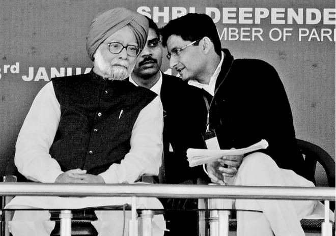 वैश्वीकरण और उदारीकरण के जरिये अर्थव्यवस्था को नयी ऊंचाइयों पर ले जाने वाले महान् अर्थशास्त्री भारत के पूर्व प्रधानमंत्री डॉ. मनमोहन सिंह जी के निधन का समाचार सुनकर स्तब्ध हूँ। उनके जाने से राजनीतिक जगत को अपूरणीय क्षति हुई है। उनका लम्बा जीवन देश की सेवा में समर्पित रहा।

भगवान्