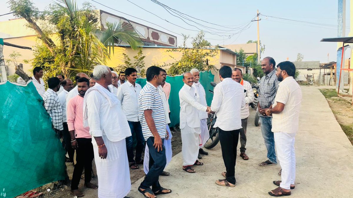 sriramjadav's tweet photo. *పరామర్శించిన బలరాం జాదవ్*
ఇచ్చోడ మండలం ఆడేగాం (B) గ్రామానికి చెందిన  కదంఅబ్బాసాబ్ (53) మూడు రోజుల క్రితం గుండెపోటుతో చనిపోయారనె వ��షయం తెలుసుకున్న రాష్ట్ర అధ్యాపకుల సంఘం ప్రధాన కార్యదర్శి బలరాం జాదవ్ వారి  కుటుంబ సభ్యులను పరామర్శించి చనిపోవడానికి గల కారణాలను అడిగి తెలుసుకున్నారు. https://t.co/M9Ti2YACxr