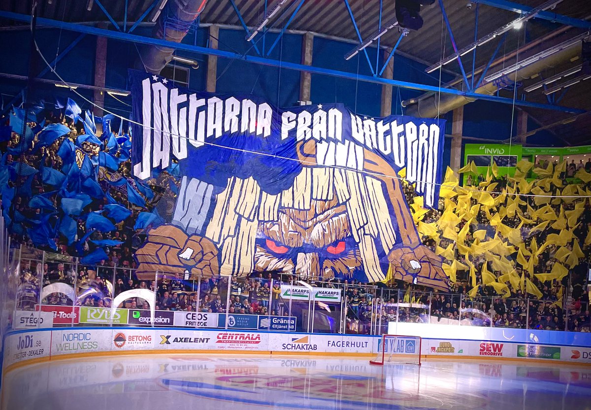 nbs_tifo's tweet photo. Tifot mot Luleå 26/12, Jättarna från Vättern.

Spelarna möttes av Jätten Vist inför matchen och bakom detta ligger otaliga timmar under 2 månaders tid samt omkring 20 000kr i materialkostnader. 

#HV71 https://t.co/Zylr3kGb0Q