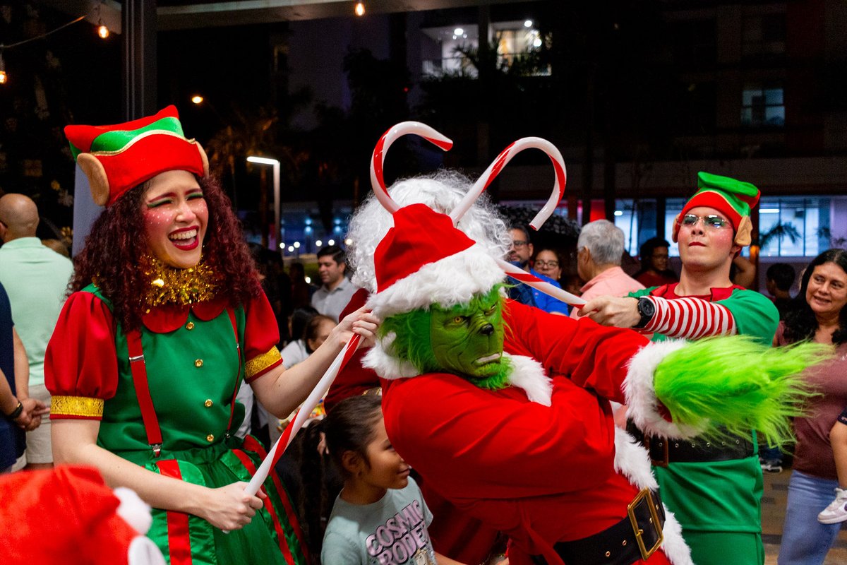 ActivitatPanama's tweet photo. Personajes navideños para encendida del arbolito en @panamapacifico https://t.co/d9dYxT6uEI