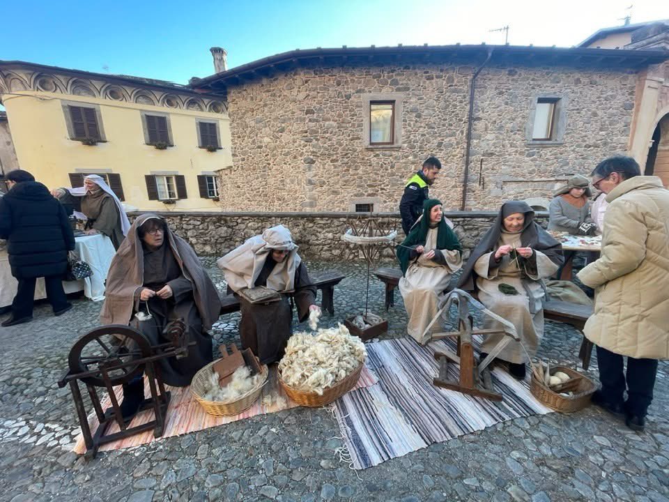 MassimoSertori_'s tweet photo. 🌟🎄💫Un capolavoro il #presepevivente di Ponte in #Valtellina!
Una #tradizione suggestiva che trasforma Ponte nella #Betlemme del tempo con la rappresentazione di scene di #vita quotidiana e antichi #mestieri.
[📸 Antonello Nicola Cassan]
#montagna #presepe #26dicembre #nativitá https://t.co/3NthgQfrRU