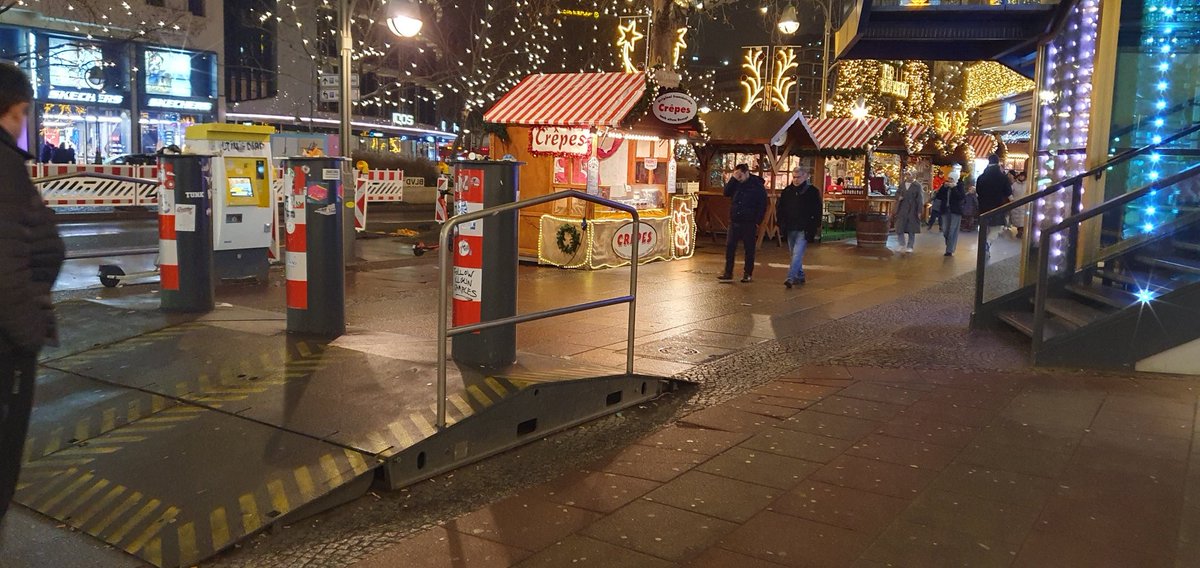 Dir besten Poller bringen nichts wenn man neben ihnen vorbeifahren kann.
#Berlin #Weihnachtsmarkt