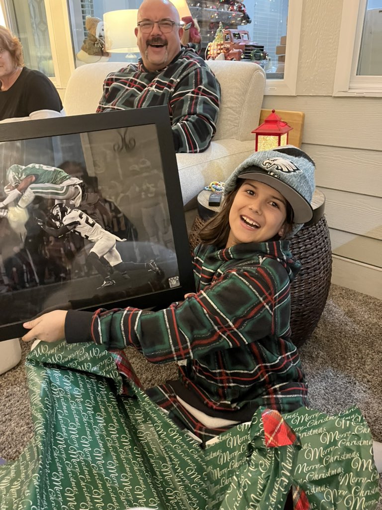 FrederickAdamK3's tweet photo. @Eagles That’s one happy kid https://t.co/zJCSvSadJH
