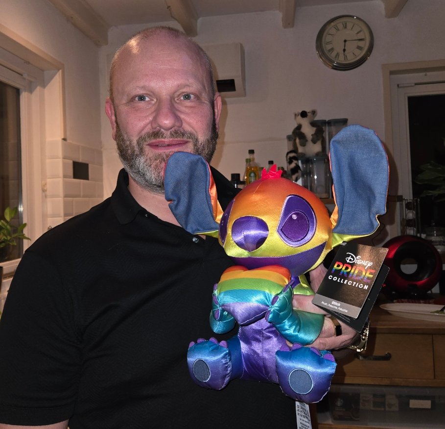 patrickwtea's tweet photo. Om de #regenboog maar weer even door ieders strot te douwen..
Deze fantastische pop van de #pridecollection van @DisneyStudios die ik van mij dochter en haar man voor #kerst kreeg maakt me super blij...
Zalige #kerst voor iedereen https://t.co/nApJ2ZBTtQ