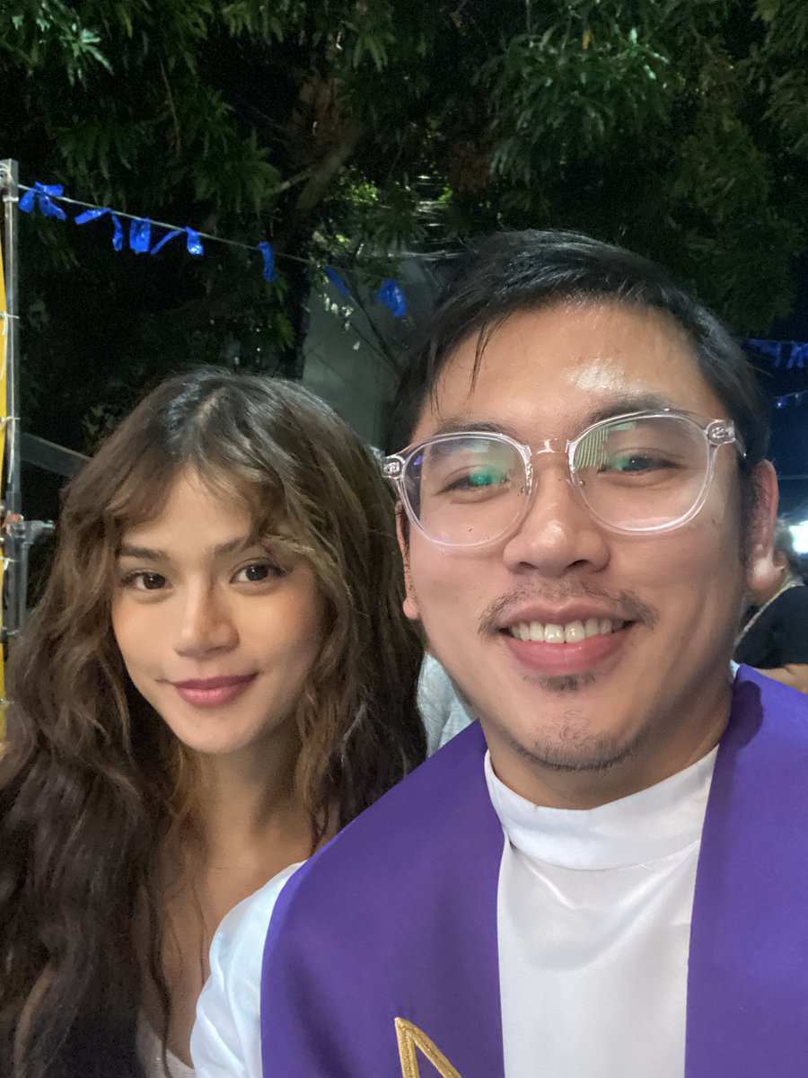 aposlau's tweet photo. Witness ako gaano kagagaling at kaprofessional sa set ng #AndTheBreadwinnerls team!

Naranasan ko firsthand ang iconic na offscript adlib ni @vicegandako , bilis ng utak sa pagpapatawa at ngayon pati na rin sa pagpapaiyak.

Nood na kayo guys sa #1 movie ngayong #MMFF2024 https://t.co/ZAN7lTJvIG