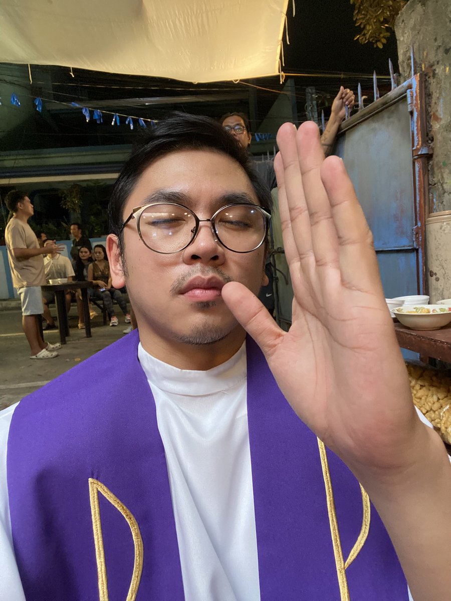 aposlau's tweet photo. Witness ako gaano kagagaling at kaprofessional sa set ng #AndTheBreadwinnerls team!

Naranasan ko firsthand ang iconic na offscript adlib ni @vicegandako , bilis ng utak sa pagpapatawa at ngayon pati na rin sa pagpapaiyak.

Nood na kayo guys sa #1 movie ngayong #MMFF2024 https://t.co/ZAN7lTJvIG