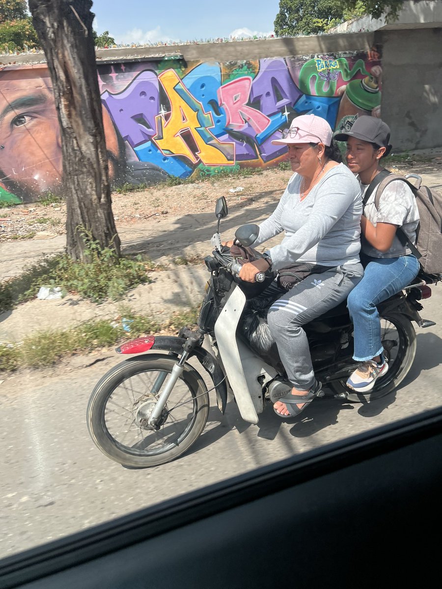 CucutaStyle's tweet photo. A diario se ven este tipo de cosas en #Cucuta y la policía de tránsito solo existe para perseguir borrachos, por qué será? Cuantas infracciones en un solo momento? https://t.co/jcKzlk8uoH