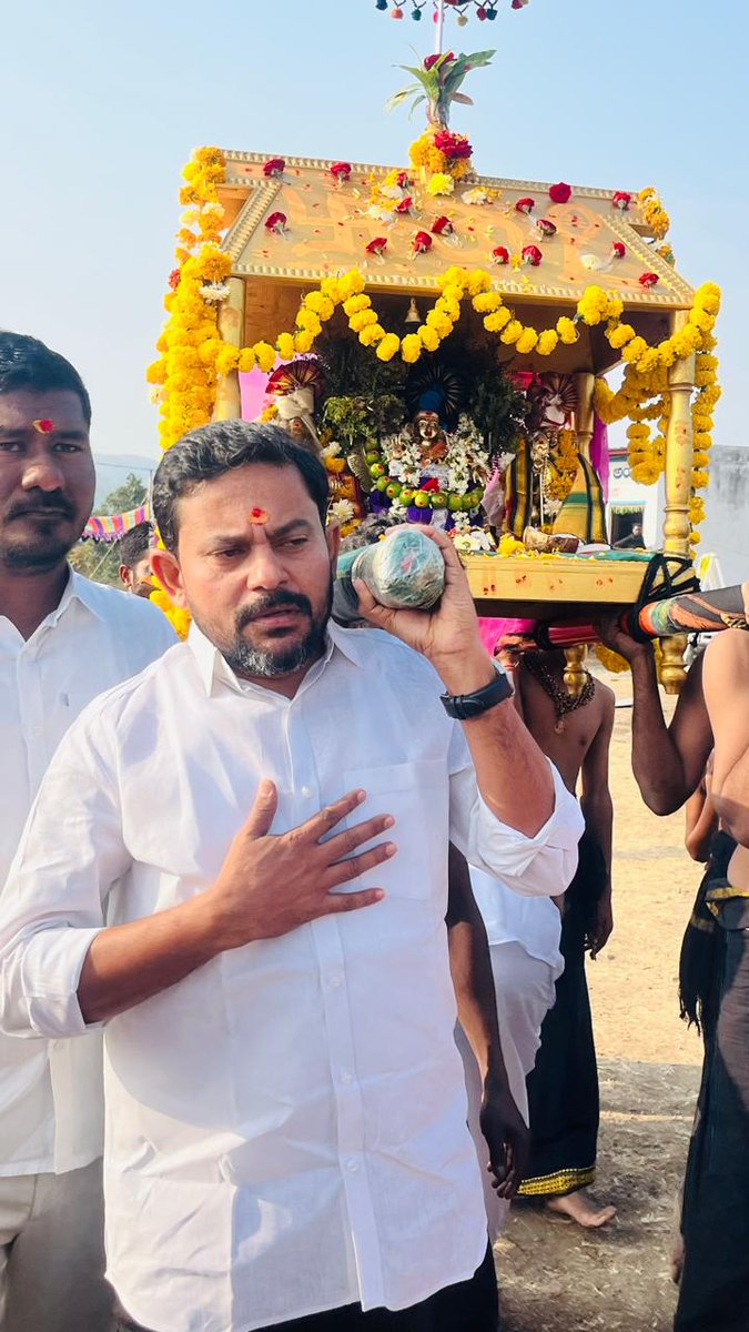 sriramjadav's tweet photo. *నేరడిగొండ మండల కేంద్రంలో అయ్యప్ప స్వామి సన్నిధి నుంచి ప్రారంభమైన అయ్యప్ప స్వామి పల్లకి సేవలో పాల్గొన్న రాష్ట్ర ఆధ్యాపకుల సంఘం ప్రధాన కార్యదర్శి బ���రాం జాదవ్* https://t.co/7ctWM2E8kh