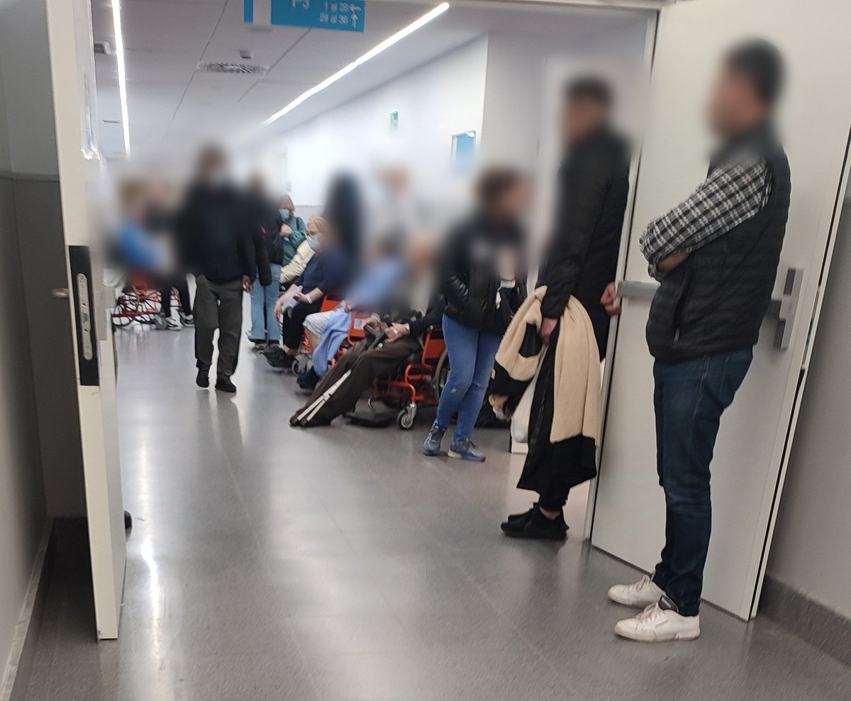 !URGENCIAS DEL 12 COLAPSADAS!
317 personas en la urgencia. 56 en prioridad 2 donde debería haber un máximo de 42. 100 personas en prioridad 3, 100 en prioridad 4, 40 en trauma .
Ni refuerzan el personal, ni cubren las bajas...
<a href="/IdiazAyuso/">Isabel Díaz Ayuso</a>