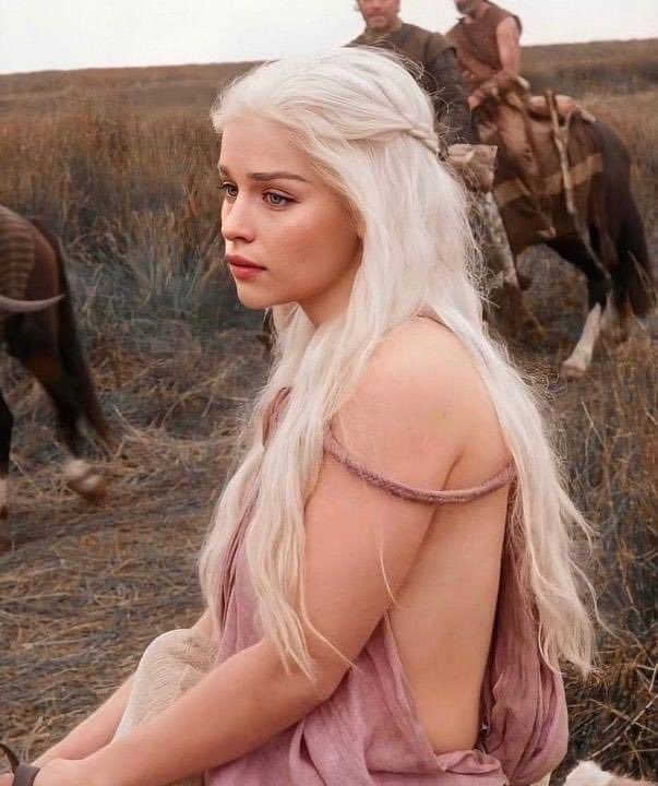 moornning's tweet photo. a daenerys na primeira temporada de game of thrones foi a targaryen mais linda e etérea que já existiu pra tv https://t.co/m6q2eruzoh