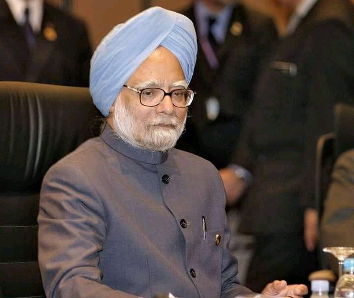 भारत के पूर्व प्रधानमंत्री डॉ. मनमोहन सिंह जी के निधन के साथ एक युग समाप्त हो गया है। उनकी विनम्रता, आर्थिक नीतियों पर अद्वितीय समझ और निस्वार्थ सेवा हमेशा देश के लिए प्रेरणा का स्रोत बनी रहेंगी। भगवान उनकी आत्मा को शांति प्रदान करें। 🙏 #ManmohanSingh