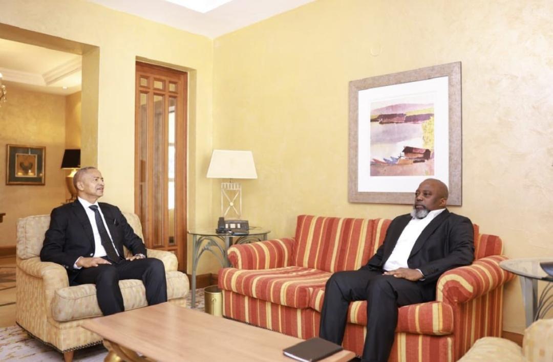 Enjeuxafricains's tweet photo. Après leur rencontre voici qlqs jours à #AddisAbeba, siège de l'#Union_africaine, l'ancien PR #congolais, J. #Kabila, et l'opposant Moïse #Katumbi officialisent ce jeudi 26/12 leur rapprochement. Tous 2 vont désormais cheminer ensemble "contre la dictature et pour la démocratie". https://t.co/a6QpfqwcoJ