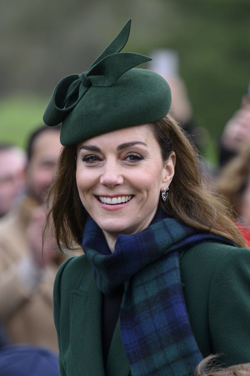 agedorgallery's tweet photo. The public's favorite #JohnnyThompson and the new queen of hearts - #PrincessKate 

And at this time, #PrinceWilliam #PrinceGeorge #PrinceLouis and #PrincessCharlotte also communicates with the people and accepts signs of attention

✨Kate's earrings are "Daystar Blue Topaz Earrings" by Robinson Pelham. If you want to please yourself and your loved ones with royal gifts - visit our website and buy whatever your heart desires! https://t.co/QudWDmh9QC

#PrincessCatherine #KateMiddleton #FutureQueen #QueenofHearts #AlllovesKate #RoyalChristmas #RoyalFamily #RoyalNews #RoyalWorldAssets