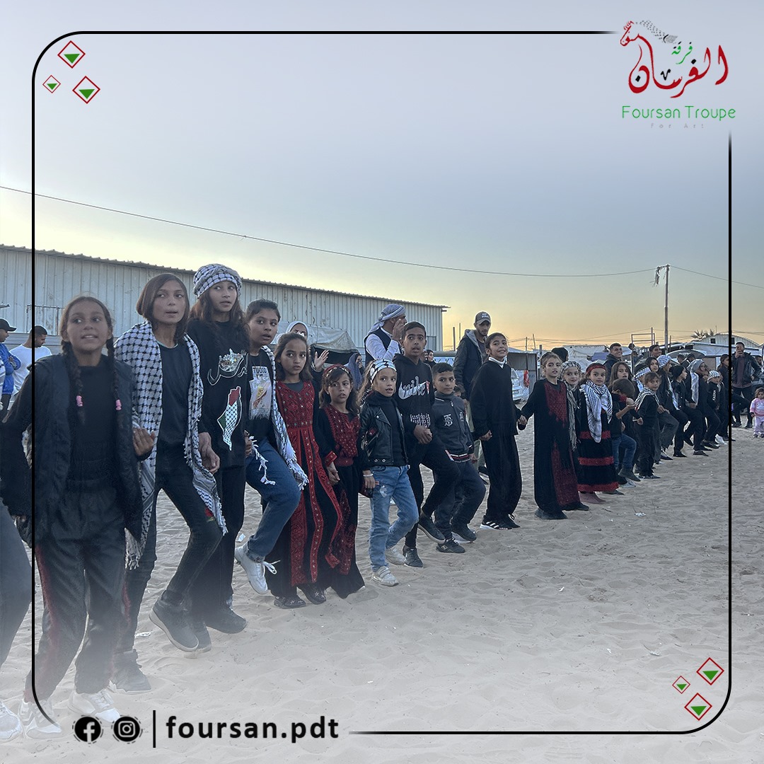 Foursan_Pdt's tweet photo. As part of the #Longest_Dabke_Line event organized by the Knights Arts Group in Al-Amal Camp,
the group held the activity for the Knights’ children in an interactive and joyful atmosphere, with the participation of the camp’s residents 🇵🇸🤍💫. https://t.co/GygVHsgWxF