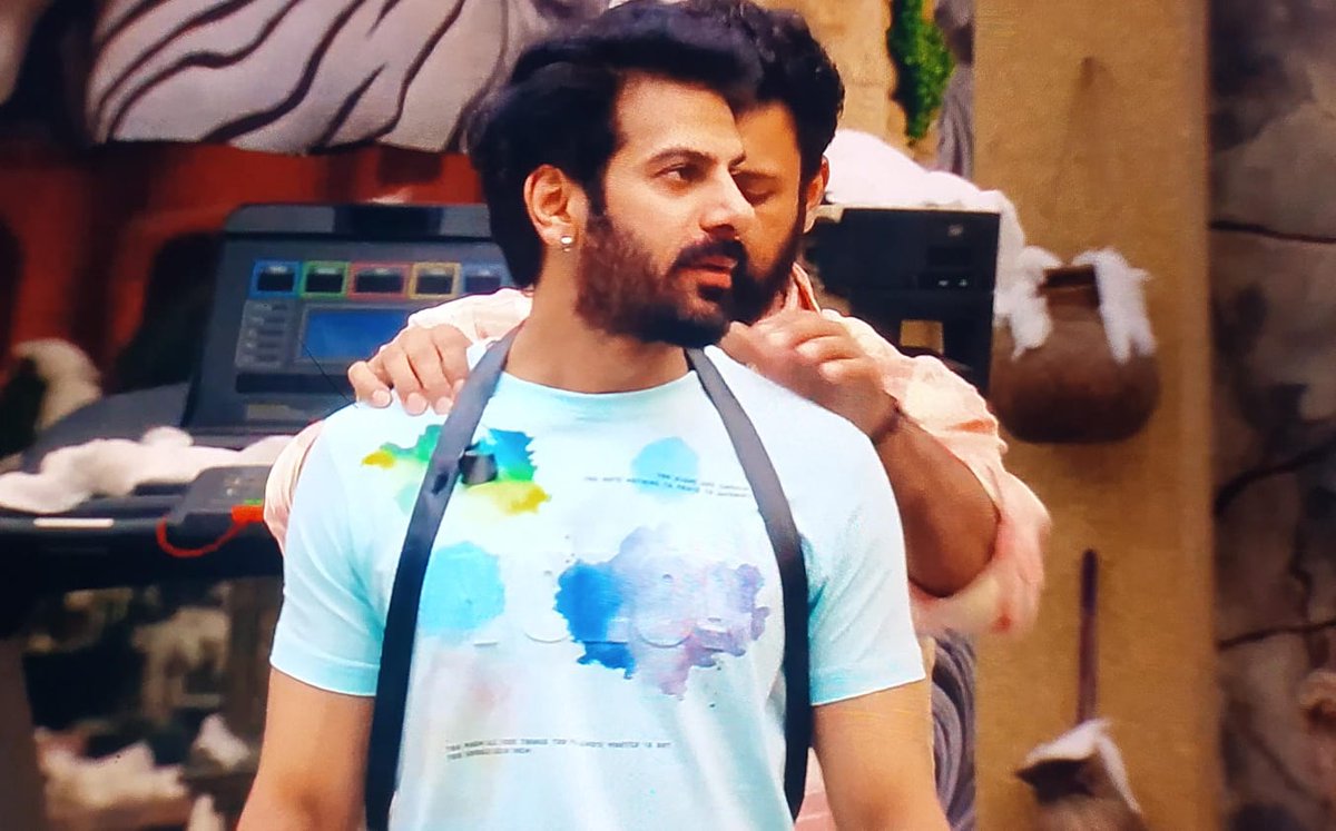 Anubhav_Memerz's tweet photo. Vivian pushing Kashish away from task and Shilpa stopping him..

#KaranveerMehra to Shilpa "Why are you stopping him Shilpa, atleast ab wo kuch kar toh Raha hai show mei" 🤣🤣

#BiggBoss18 #BB18 https://t.co/clk6Xd9k4J