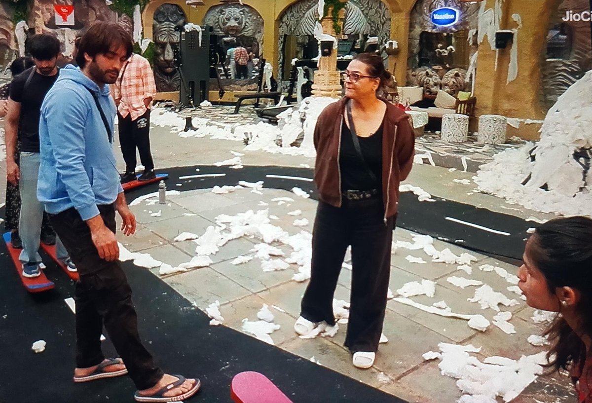 Anubhav_Memerz's tweet photo. Vivian pushing Kashish away from task and Shilpa stopping him..

#KaranveerMehra to Shilpa "Why are you stopping him Shilpa, atleast ab wo kuch kar toh Raha hai show mei" 🤣🤣

#BiggBoss18 #BB18 https://t.co/clk6Xd9k4J