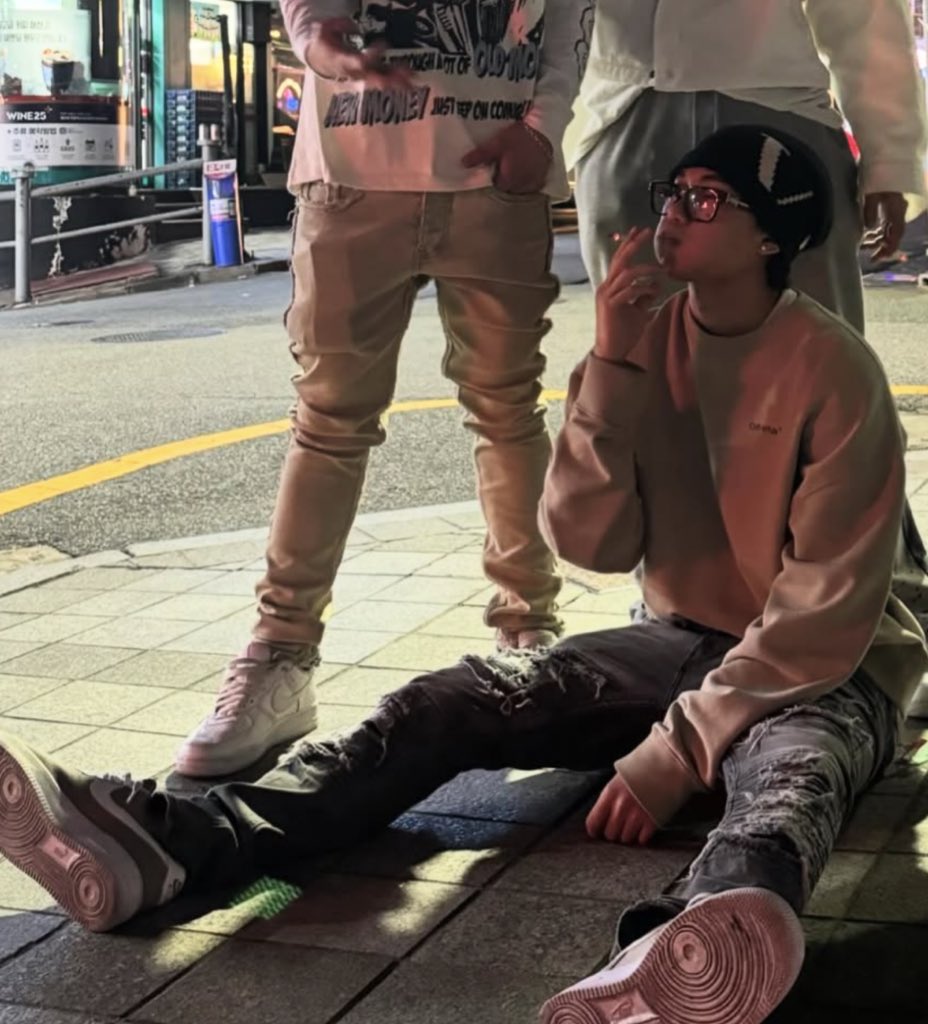 我對趙泰利每天的態度變化：好萌>臉好大>好帥>好醜>好可愛>好賤>好喜歡>煩死了褲子到底能不能穿好？

看趙泰利不順眼的時候就看看這張坐地板抽菸圖我就又好了 太萌了。