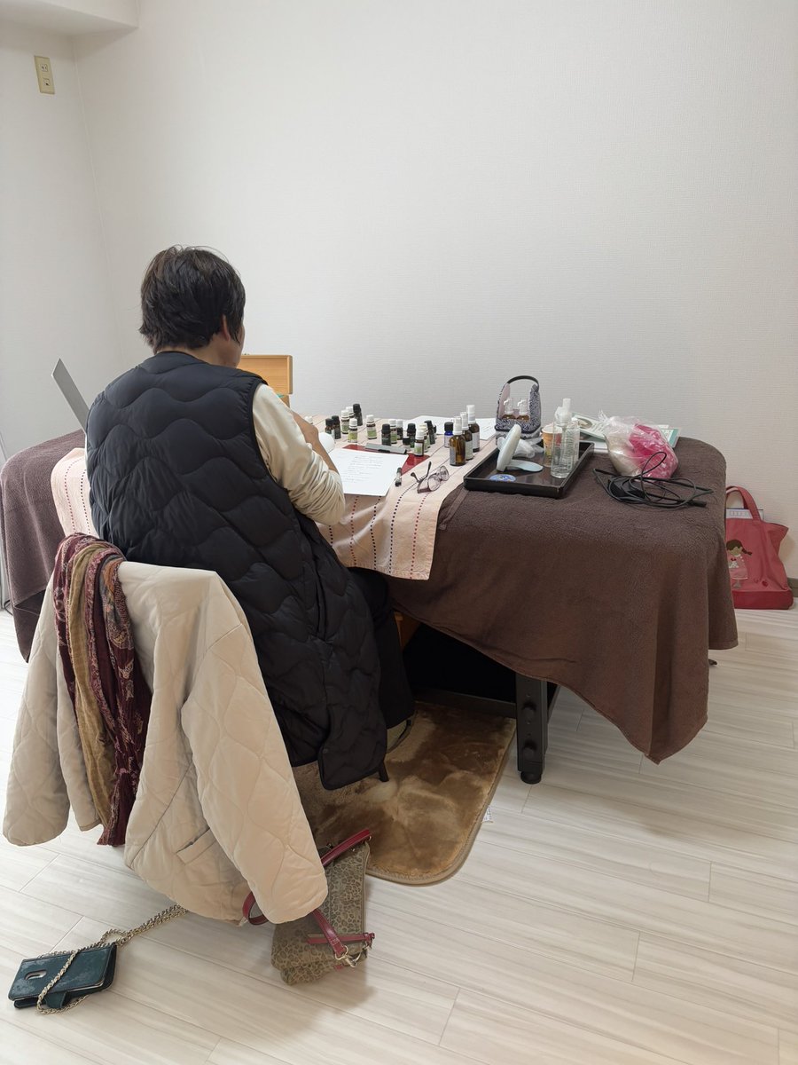 NYoshi2846's tweet photo. 新しいサロンにて
アロマ講座スタートしました。
受講生さんよりライン
「アロマが大好きです。
出会えて良かった！楽しみます」

泣きそうな位に嬉しい感想✨
楽しむ事からスタート！

#プライベートサロン 
#明石市 #播磨町 #アロマセラピー https://t.co/XJtUH73ksc