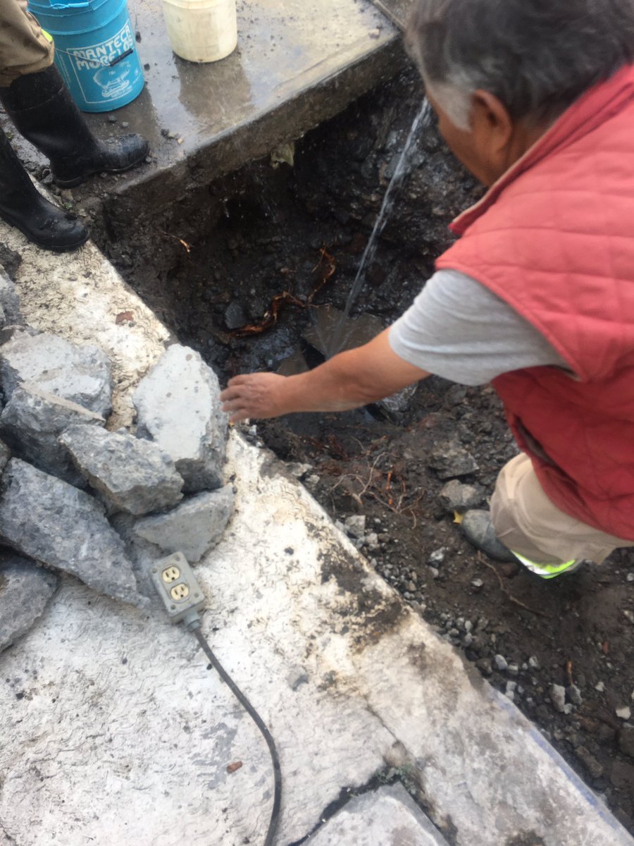 balammh's tweet photo. @LopezCasarinJ los vecinos de la col. liberales de 1857 le agradecemos a nuestro alcalde la pronta respuesta para reparar la fuga de agua que le pedimos que reparara. #gobiernodelagente #AlcaldiaAO #gobiernoQueCumple https://t.co/3bkNSmTmhU