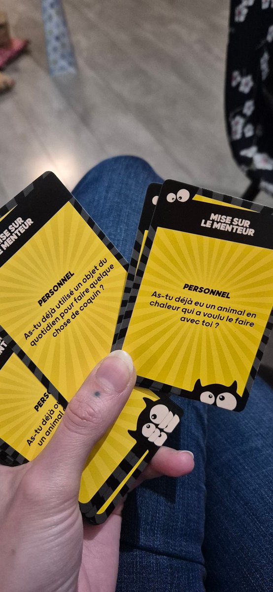 Eileen_Hilll's tweet photo. Ma nièce de 9 ans a reçu ça à Noël.  "À partir de 7 ans" .. Ils ont vraiment un problème les créateurs de ce jeu pour le conseiller à des enfants. @MichouOff_  bravo de mettre ta tête là dessus. Ça montre bien l’exemple. https://t.co/MBkiZw3Oib