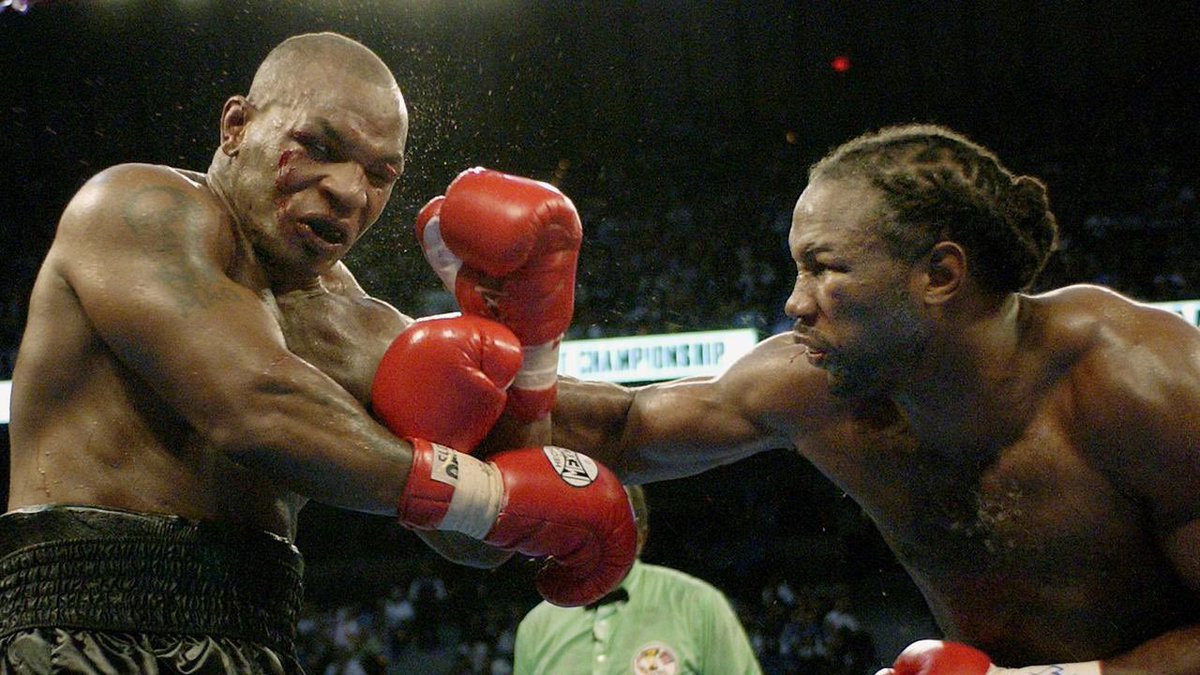 Jouhatsu_ai's tweet photo. Lewis met KO un Tyson paresseux au 8e round, et trois ans plus tard, il prend sa retraite.

Bien qu'il ait gagné 300 millions de dollars au cours de sa carrière, il déclare faillite en 2003, avec une dette de 23 millions de dollars.

Il emménage avec une strip-teaseuse et vit de céréales et de barres chocolatées.

Mais il n'a pas fini...