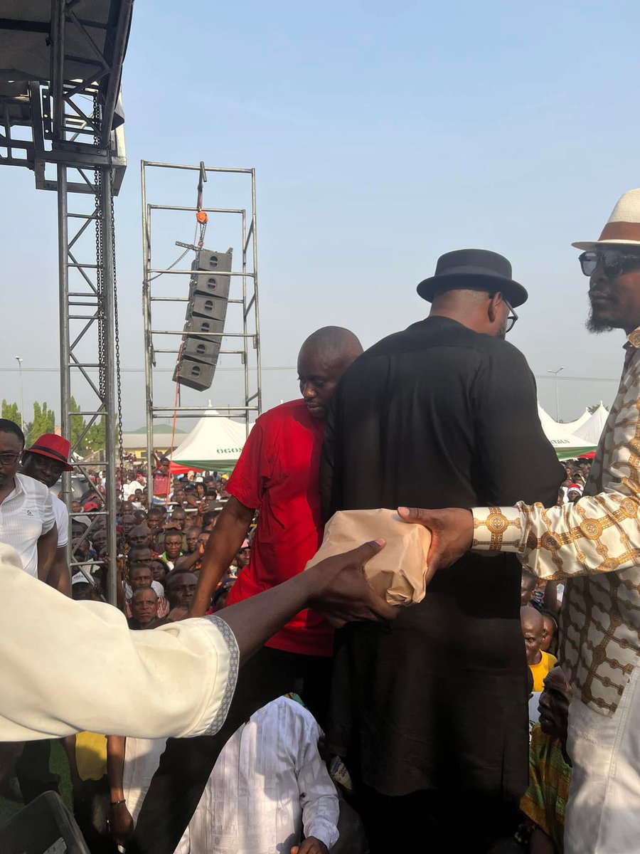 obaofph01's tweet image. BREAKING:

Chief of Staff to Governor Sim Fubara, Rt. Hon. Edison Ehie empowers 100 Rivers people with N1 Million each.

Rivers Money for Rivers People!

Sim Fubara is in charge 💪☺️

#RiversFirst