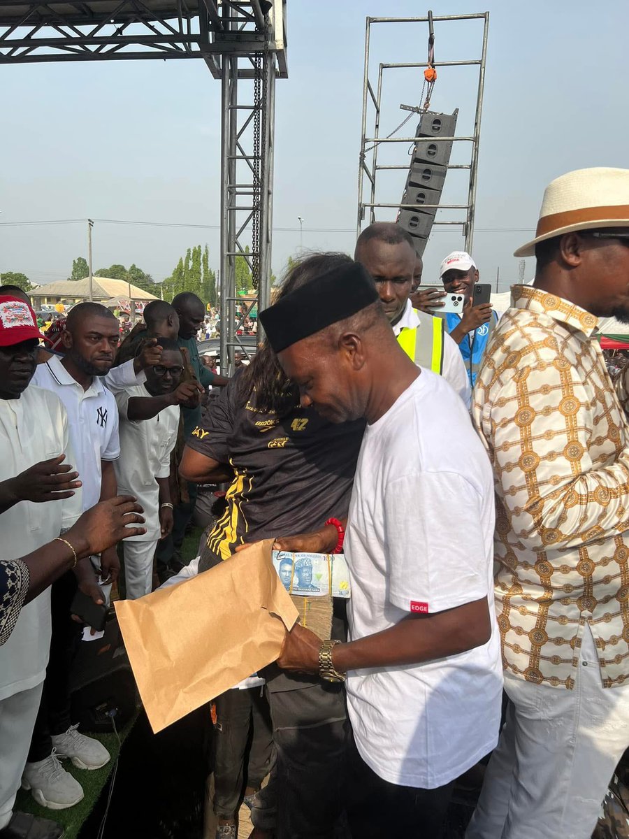 obaofph01's tweet image. BREAKING:

Chief of Staff to Governor Sim Fubara, Rt. Hon. Edison Ehie empowers 100 Rivers people with N1 Million each.

Rivers Money for Rivers People!

Sim Fubara is in charge 💪☺️

#RiversFirst