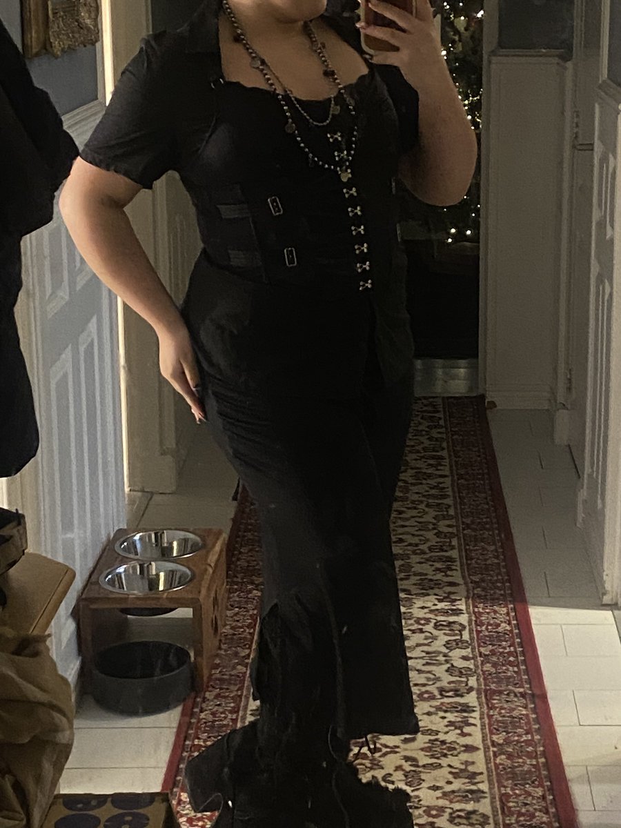 That_vampy_L's tweet photo. Wanted to share today’s outfit 😝 https://t.co/ML5Nn72YW0
