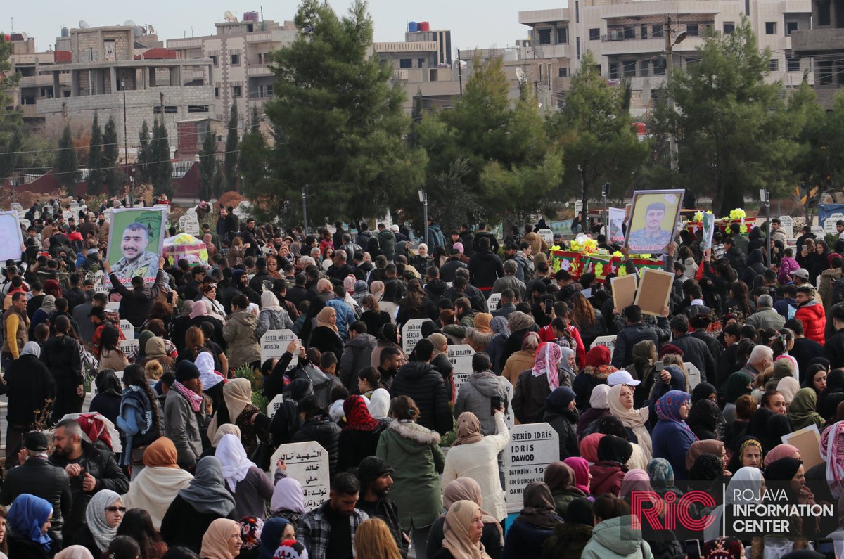 RojavaIC's tweet photo. Crowds gathered in Qamishlo today for the funeral of 5 SDF fighters (4 killed in Manbij, 1 in Aleppo) and 1 civilian (killed in Shehba).

RIC records a total of 249 people killed in Turkish/SNA attacks since November 29 - 169 NES military personnel, 11 Asayish, 69 civilians. https://t.co/HbzLTINStx