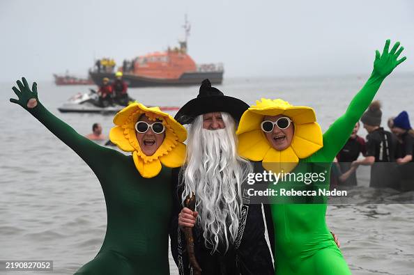 People enjoy the waters as #BoxingDay open water #swims take place around the UK. 📷: Charlotte Coney + <a href="/JeffJMitch/">Jeff Mitchell</a> + Hugh R Hastings + Rebecca Naden