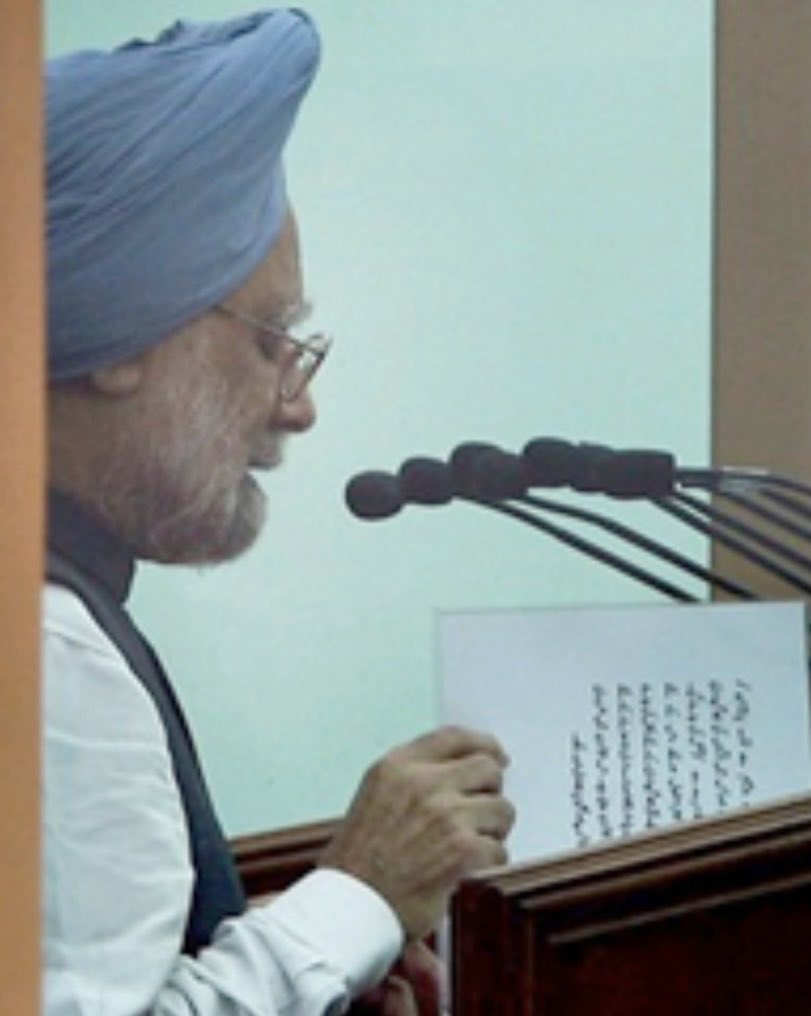 MahtabNama's tweet image. Dr. #ManmohanSingh is no more. While he will be remembered for many things, one interesting fact about him was that he could not read the Devnagari script. Even the speeches that we have heard him deliver in Hindi were all written in #Urdu /Nastaliq script. Alvida sir!

اردو