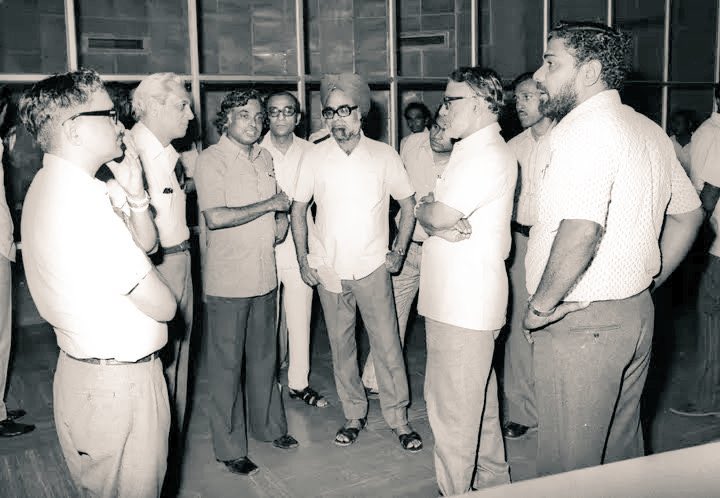 MumbaiLocalX's tweet photo. PIC - 14 

मनमोहन सिंह इस्रो शास्त्रज्ञांची भेट घेताना १९७८

Manmohan Singh meeting with ISRO scientists 1978

#RIPManmohanSingh https://t.co/IxAOB8zScT