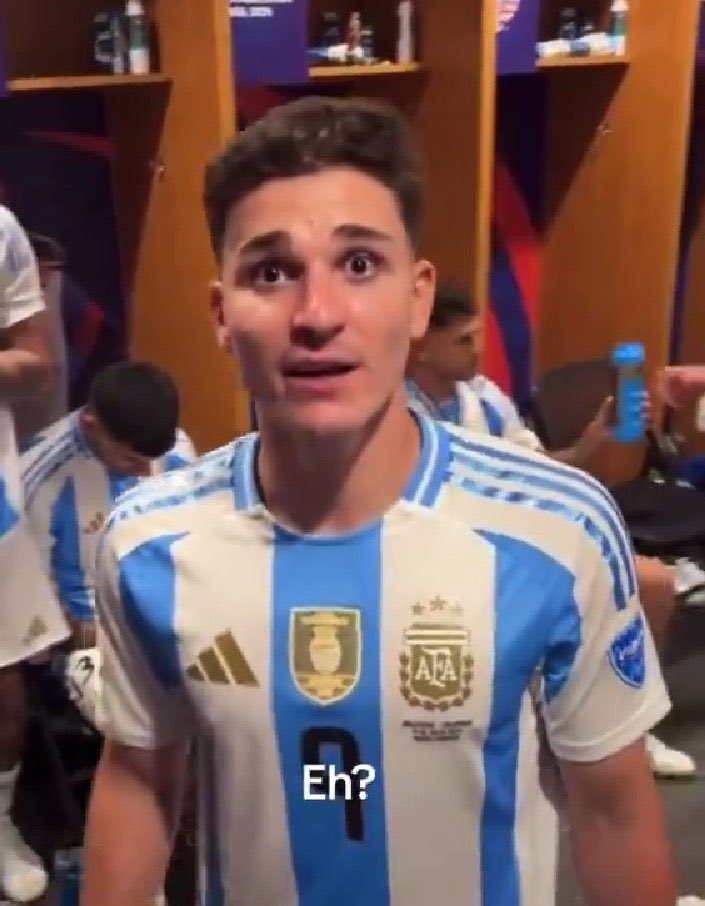 entro a tw y veo a todos diciendo que le vieron la pija al dibu