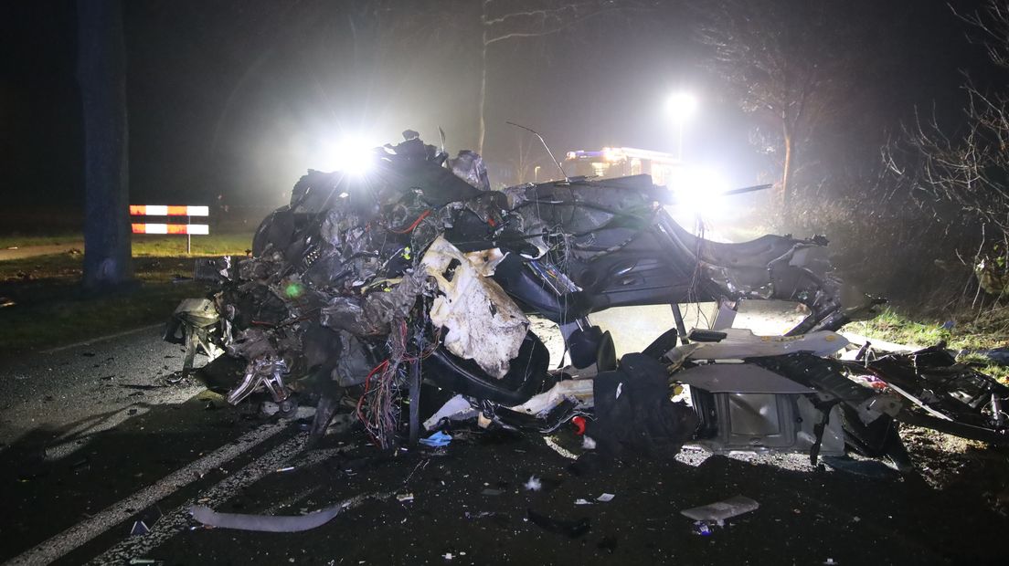 Auto botst tegen boom in Siebengewald