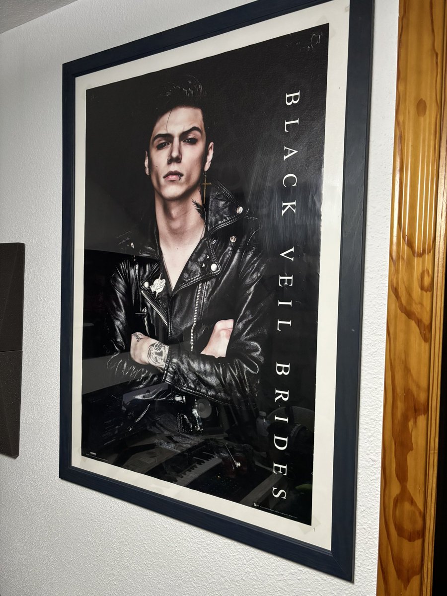 Fuckinightmaree's tweet photo. @andyblack Happy birthday!! 🎂🎉 you’ll always look great ✨✨ https://t.co/VZHWDx5cwL