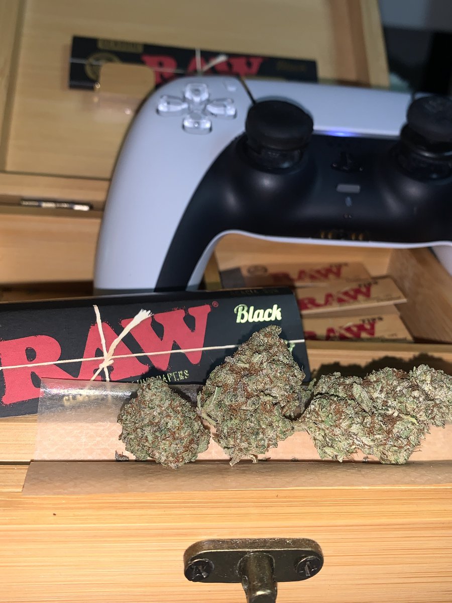 Getting high &amp; playing video games 🎮💨