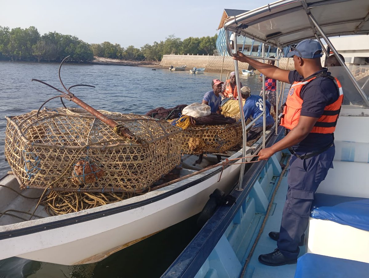 OfficialKCGS's tweet image. As we celebrate this season of joy, let us remember the importance of our own safety and the safety of others on our waters. Collectively, we can ensure that everyone enjoys the beauty and bounty of Kenya’s waters responsibly. Stay safe and vigilant. #KCGS #Lindatufaulu#