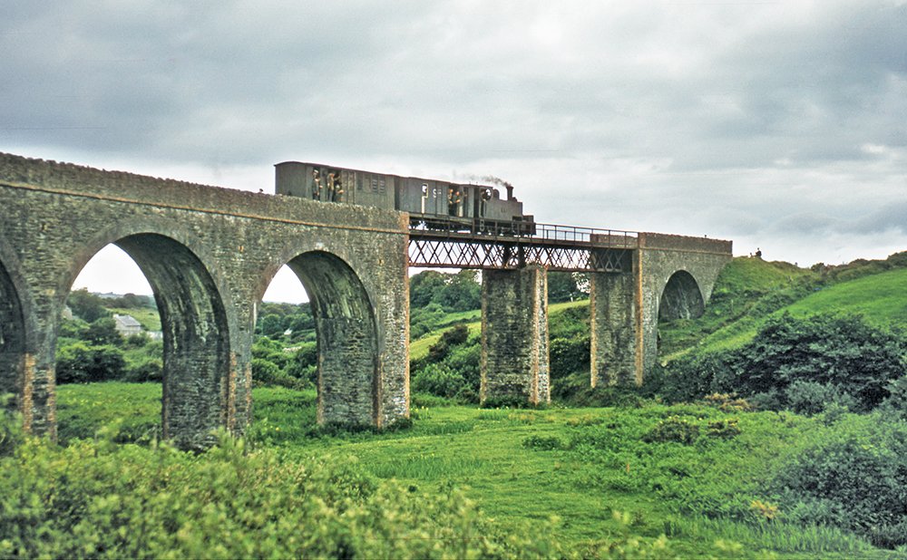 Jarvis' gambit proved fruitful, shooting 8T posed on Lispole Viaduct before it reversed to take the stragglers Dingle-bound. Its state prohibited doubleheading &amp; Rolt mused it'd been "deliberately engineered to deter all but the most nerveless and unimaginative of passengers"!