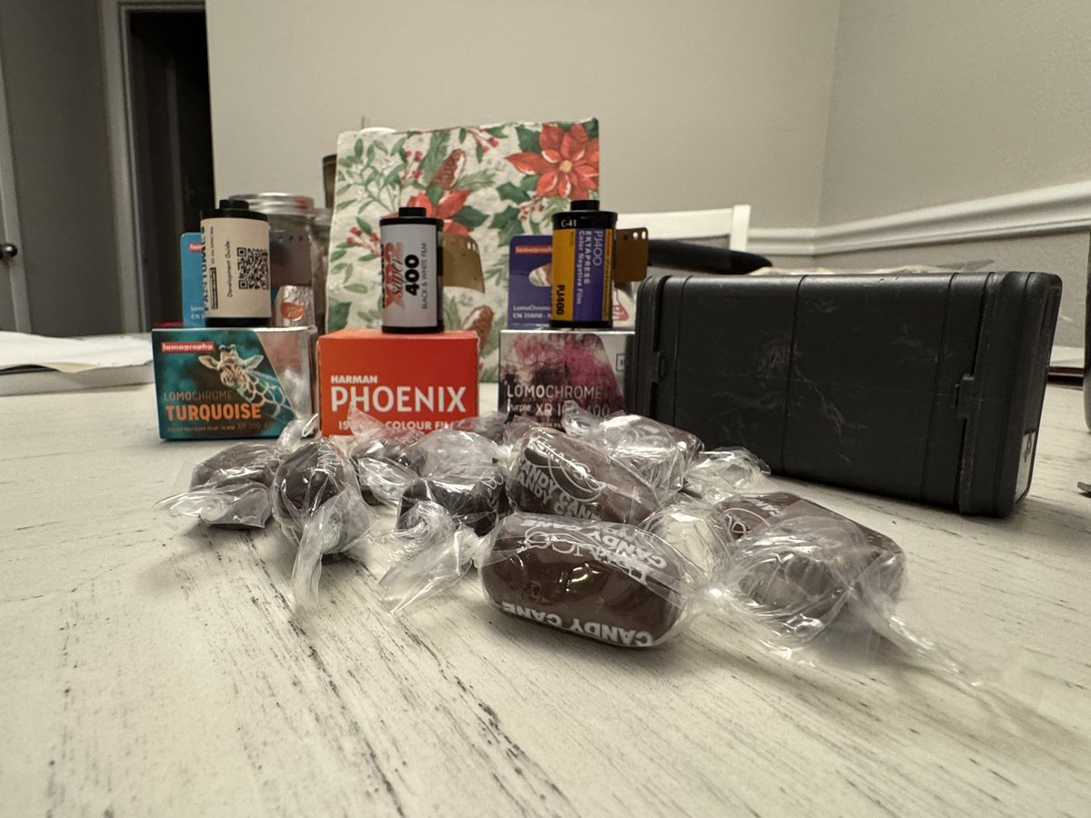 Minolta_Gal 📷 (@chrnaturephotos) on Twitter photo My #EmulsiveSanta goodies came today. <a href="/EMULSIVEsanta/">#EMULSIVEsanta</a>
Lomo Fantome 8
Ilford XP2 Super 400
Lomo Turquoise
Lomo Purple
Kodak PJ400 ektapress
Film case
And some sweets. 🎄🎅🏼 My #EmulsiveSanta goodies came today. <a href="/EMULSIVEsanta/">#EMULSIVEsanta</a>
Lomo Fantome 8
Ilford XP2 Super 400
Lomo Turquoise
Lomo Purple
Kodak PJ400 ektapress
Film case
And some sweets. 🎄🎅🏼