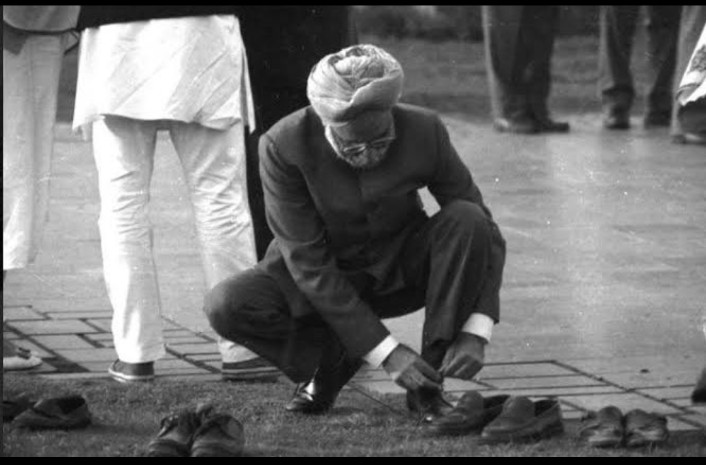 Nikhilchavdagj1's tweet image. भारतीय अर्थव्यवस्था को शिखर पर पहुंचाने वाले अर्थशास्त्री व भारत के पूर्व प्रधानमंत्री मनमोहन सिंह जी को भावपूर्व श्रद्धांजलि 💐🙏 
R.I.P Sir 🙏  Miss you legend 🥺  

Rest in peace 🕊️ 
#Manmohan singh ji #ManmohanSingh #मनमोहनसिंह