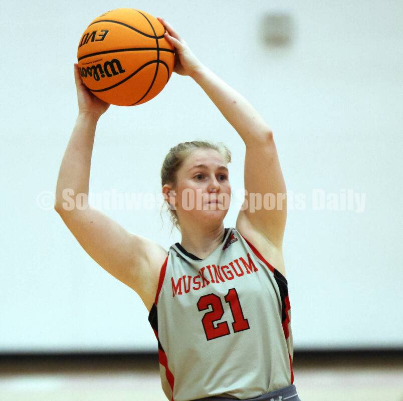 SWOSportsDaily's tweet photo. SPECIAL WOMEN'S BASKETBALL REPORT: Edgewood's Allen raising her NCAA D-III stature and leading OAC in assists in third season at Muskingum University ... Rick Cassano's in-depth, in-person profile of Edgewood graduate Lizzy Allen with 29 professional photos from Muskingum's game against Bryant & Stratton https://t.co/iE0mONyhJr @SWBLSPORTS @swocsports @TheEdgeAthletic @EdgewoodDist @doug_geygan @ErinKashAllen @xfugate @cougars4three @MUlefty34 @CoachFairchild1 @EdgeBoysBball @GoEHSCougars @EdgewoodCougs @Edge_HS_Wrestle @EdgewoodAthlet1 @EdgewoodMensLax @TheEdge_Track @CoachHatty @LiL_Wayne513 @FightingMuskies @MuskingumUniv @MuskingumWBB @OHAthleticConf @ncaadivision_3 @WBBDaily @SheHoopsBball @emallenn__ @Coach_Tinch @mattabshear @berryjohnt @EdgeGirlsBBall @CoachJClemmons @RossLadyRamsBB @CoachVanWinkle @CoachBobbyLipps @rossteach33 @ButlercoOhio @geoff_melzer @kmac32 @CoachKi @KamiLuers @KBricker24 @CoachKinnett @CoachTMcGuire @beckettsoftball @CoachClemmons @CoachCPayne @Coach_Root @_coachamac #edgewoodcougars #defendtheM
