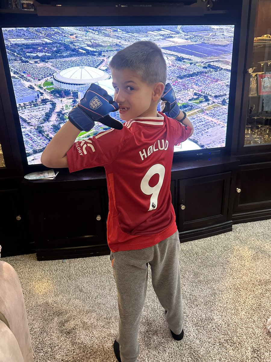 QuadSportsCarl's tweet photo. Watching the game in our new kits and scarfs! #myPLmorning #MyPLMornings https://t.co/Jw4X6Krsz9