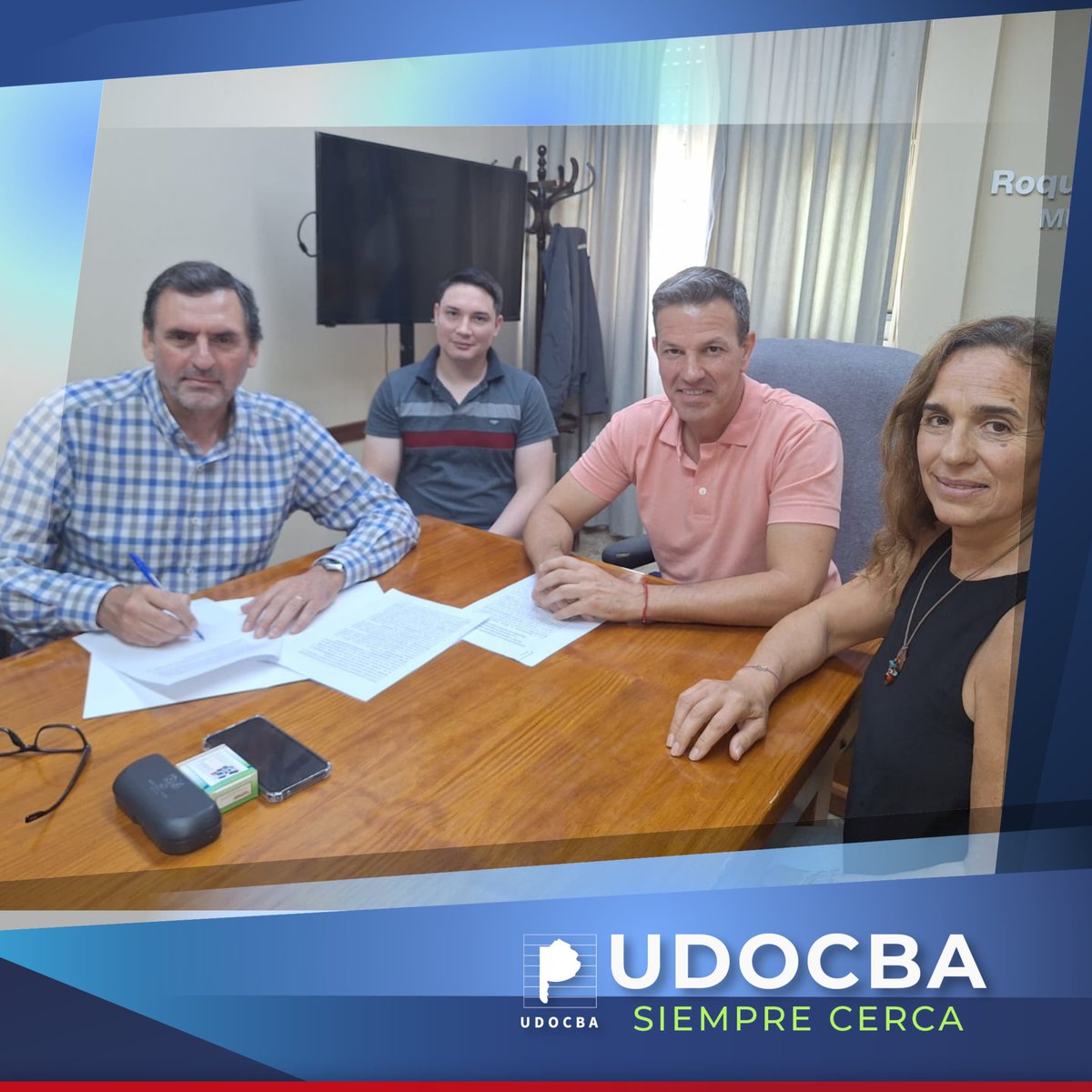 AlejandrooSalce's tweet photo. Hoy me reuní con el intendente de Roque Pérez, Maximiliano Sciaini. Firmamos el convenio marco de cooperación y colaboración e intercambiamos ideas sobre docencia, educación provincial y del distrito de Roque Pérez. También abordamos temas de salud, vivienda, deportes y más. https://t.co/JPAdcxObhG