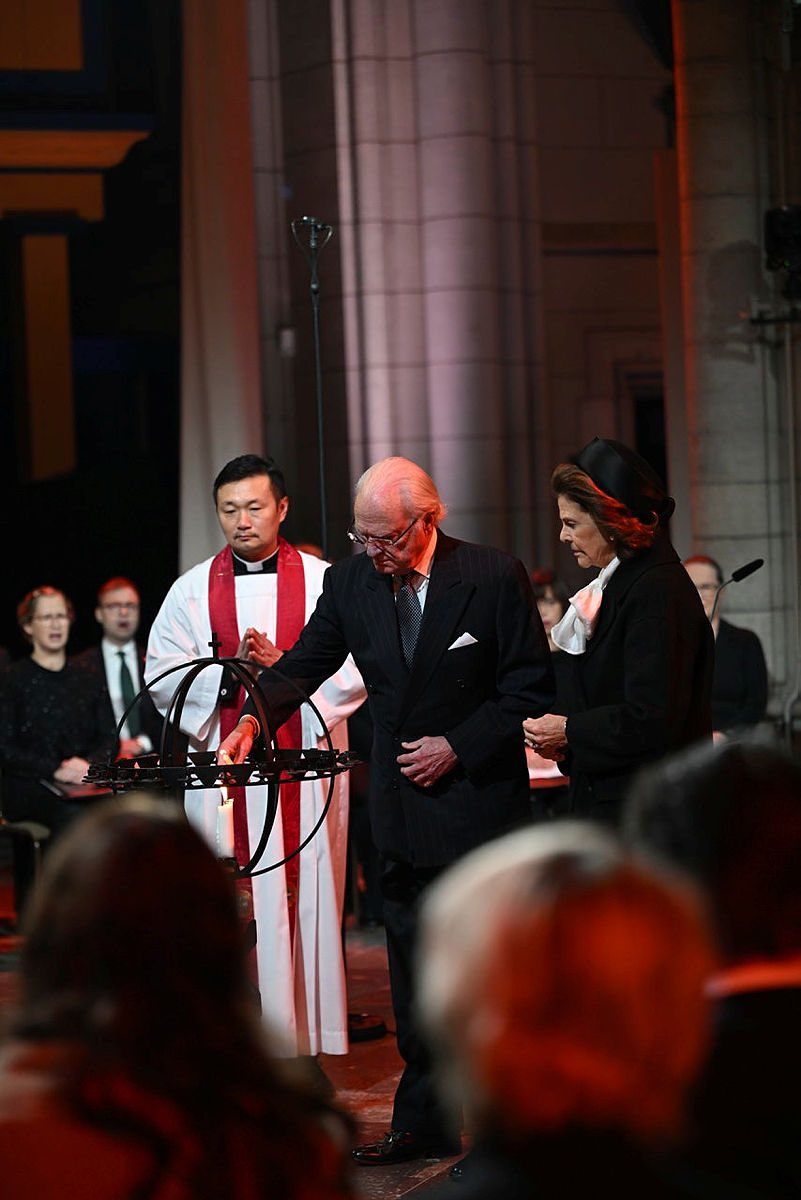 Julhelgen 2004 avslutades i sorg, annandagen skapade tomrum som är bestående för alla jular som någonsin kommer.
Idag, 20 år efter tsunamikatastrofen, hölls minnesgudstjänst i Uppsala domkyrka. Kungaparet närvarade, statsministern, ärkebiskopen och jag talade. Foto: M Aronson
