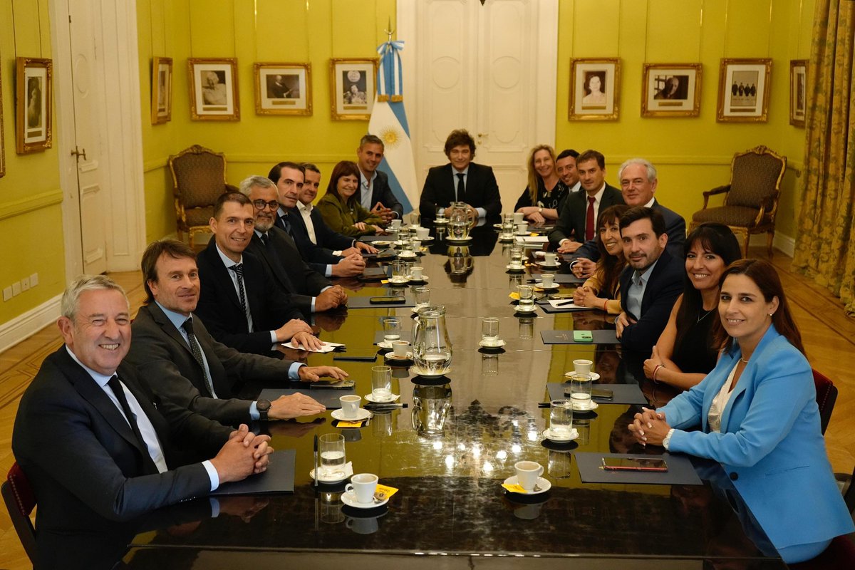 FabianWaldman's tweet photo. Foto 1: 10/9/24
Foto 2: 26/12/24
Los radicales con Peluca aumentaron desde aquellos héroes del asado en Olivos, que impidieron el aumento de $30.000 a los jubilados, hasta el blanqueo total del apoyo a Javier Milei. https://t.co/yTA2WoIvEM