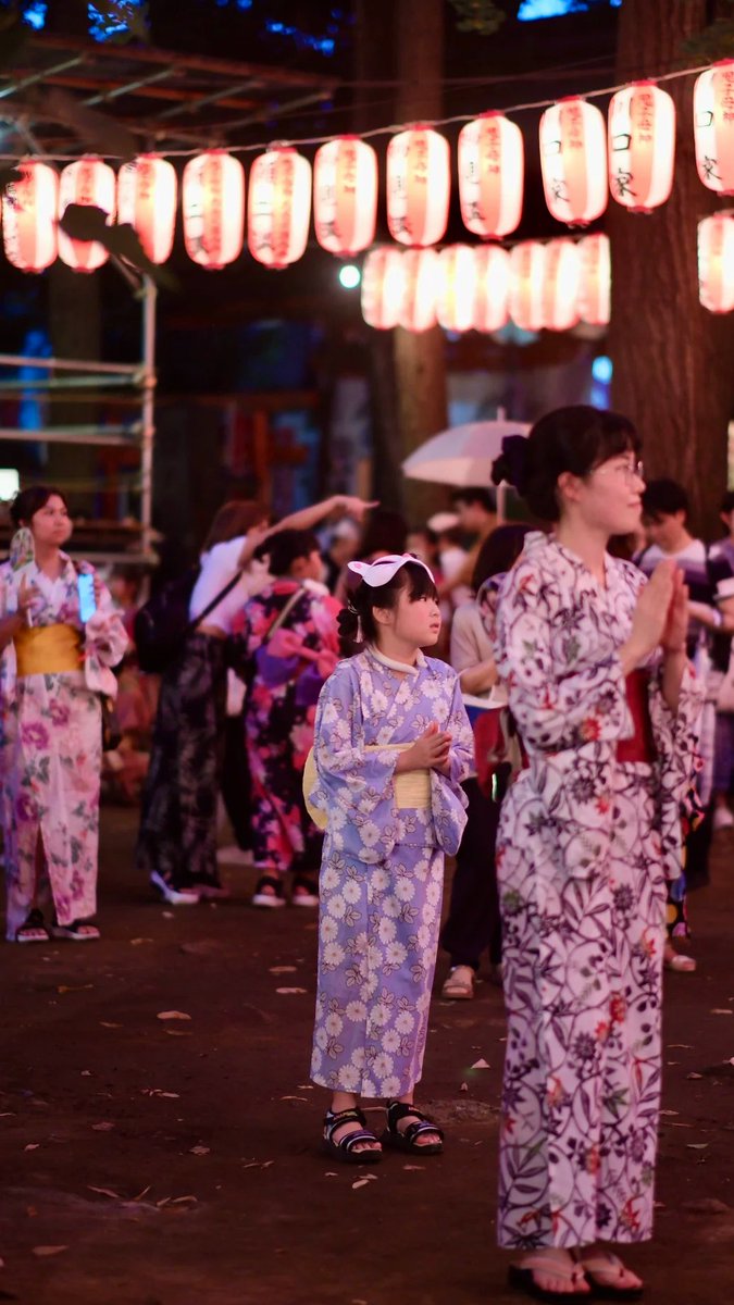 母神堂で行われる伝統の「盆踊り祭り」は、懐かしい赤い提灯が灯された会場で、子どもと大人が一緒に踊り、盛り上がります。和太鼓の演奏や東京音頭などの定番、軽食や氷を売る屋台もあります👘<e:1> <e:1>