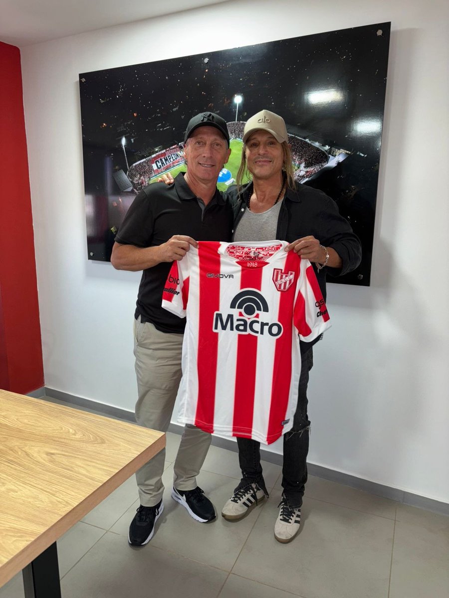 Fueron compañeros en Selección 🇦🇷, River ⬜️🟥⬜️ y Hellas Verona 🇮🇹. Claudio Caniggia, el Hijo del Viento, hoy es el representante de Pedro Troglio, nuevo DT de Instituto.
