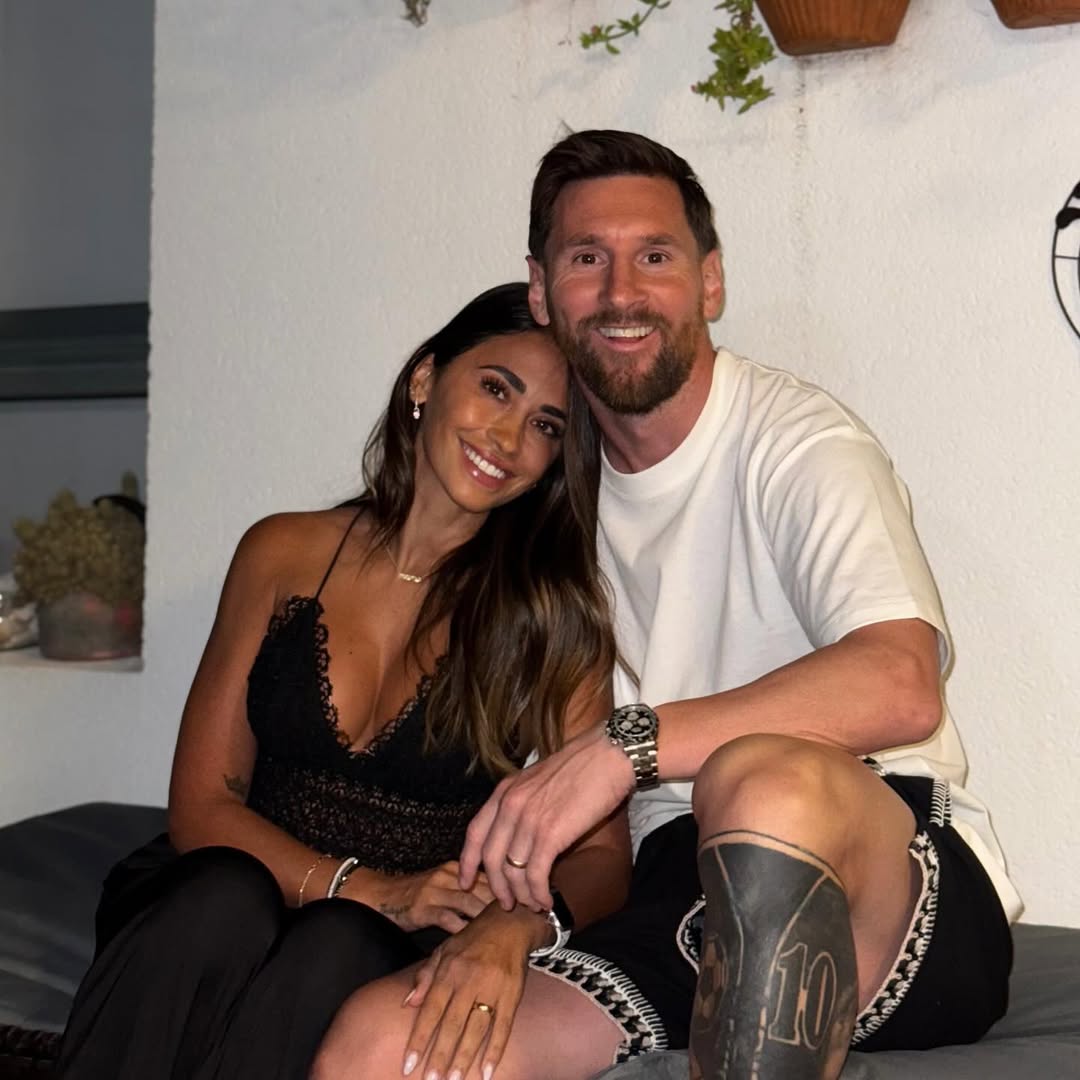 Resumidoinfo's tweet photo. La foto post Navidad de Anto y Messi https://t.co/OuQ3LuNAEX