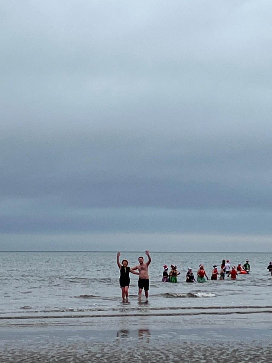 Well this was different! <a href="/ayrshirecancer/">Ayrshire Cancer Support</a> Boxing Day Dip 🧡 Lovely to do this with my boy! Surprisingly invigorating and not cold at all 🤷‍♀️ Could become a thing! 👀Thank you to all supporters for your generosity and kindness 🙏🏻 

justgiving.com/page/fiona-lee…